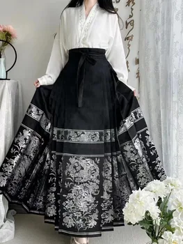 Черная юбка с модным принтом 